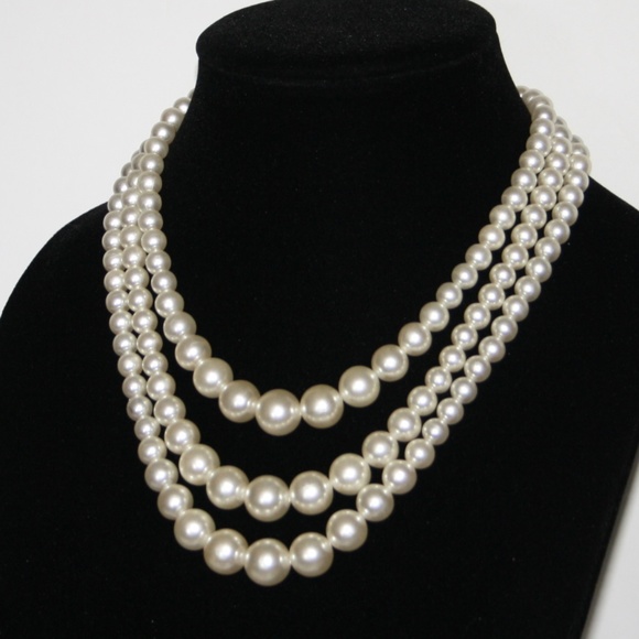 Vintage Jewelry - Vintage triple layered pearl necklace